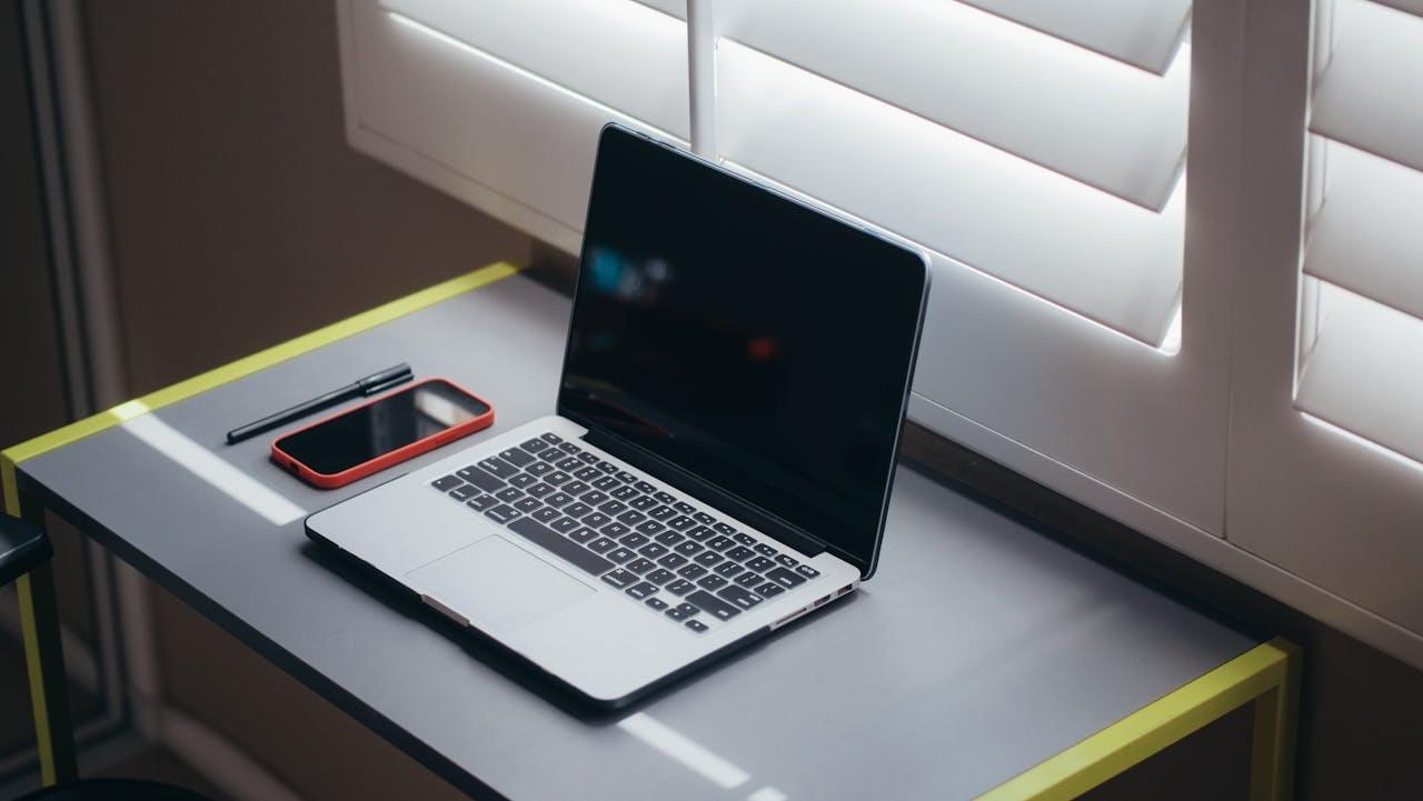 Uporządkowane miejsce pracy z laptopem